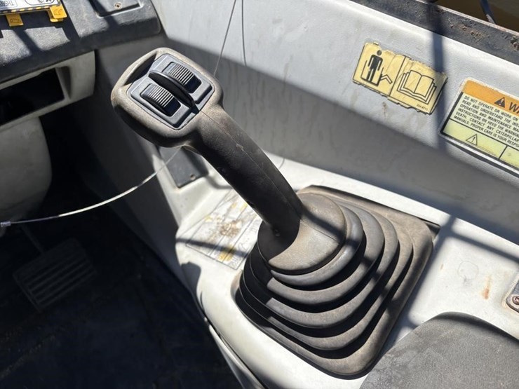 2004-caterpillar-th560b-image-37
