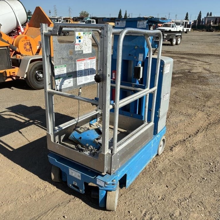 2017 GENIE GR12