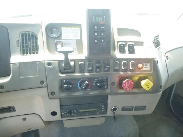 2009-sterling-lt9500-image-16