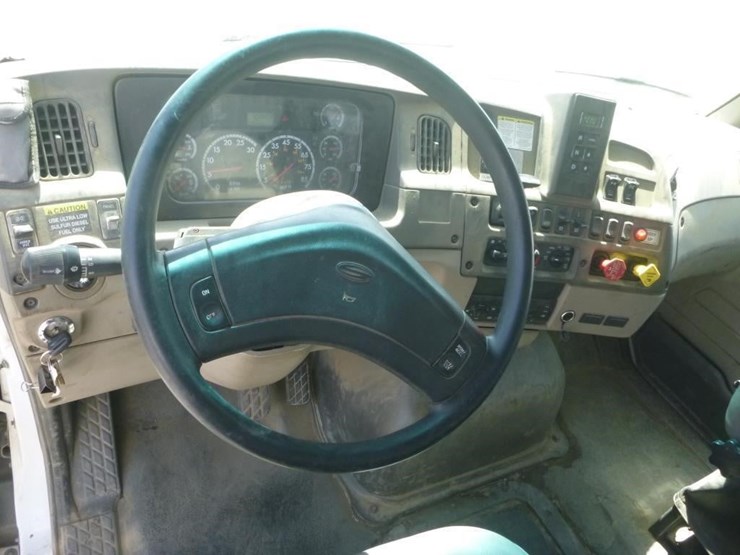 2009-sterling-lt9500-image-18
