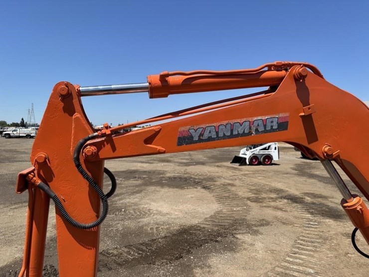 takeuchi-tb2507-hydraulic-excavator-image-14