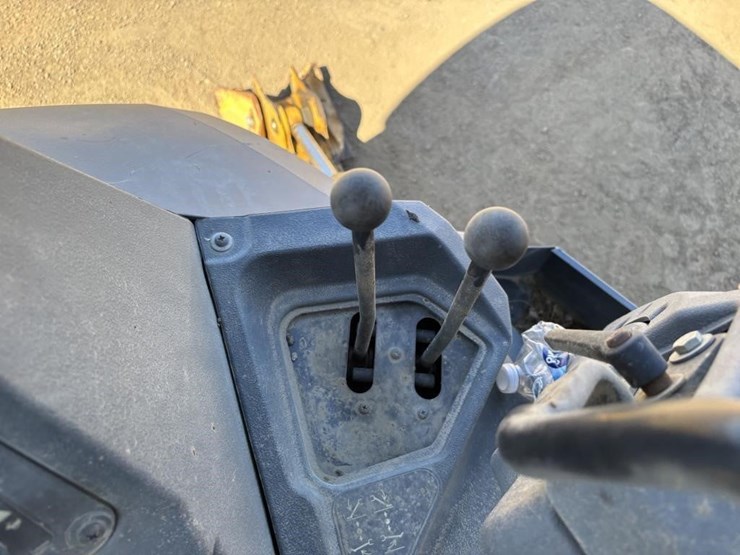 2020-deere-410l-image-44