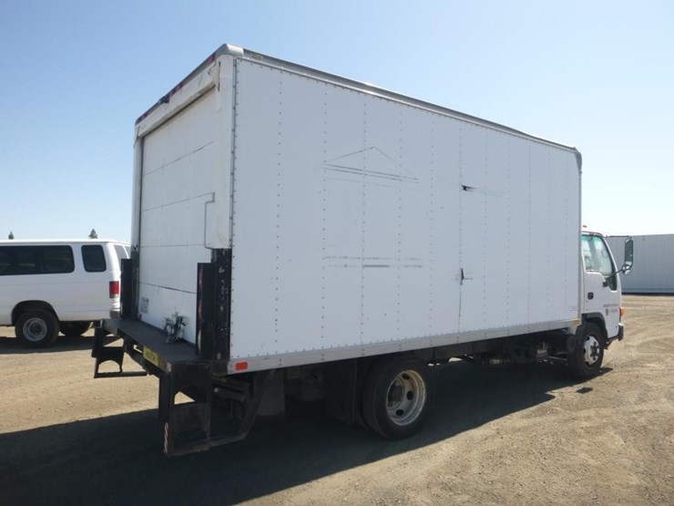 2005-isuzu-npr-image-3
