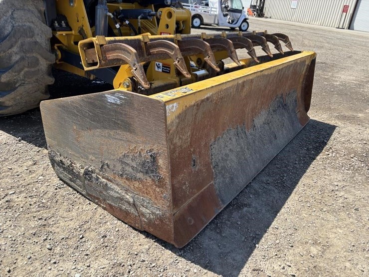 2021-deere-210l-image-18