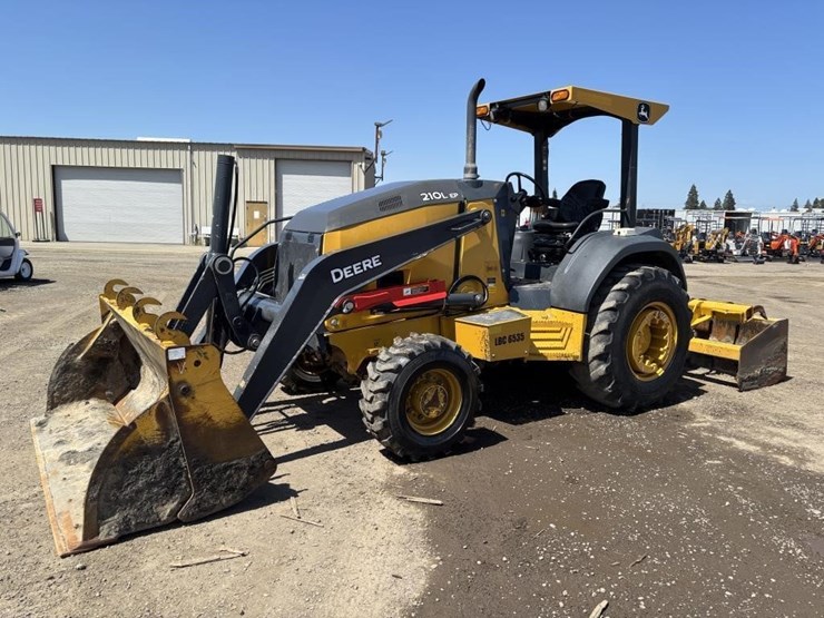 2021-deere-210l-image-1