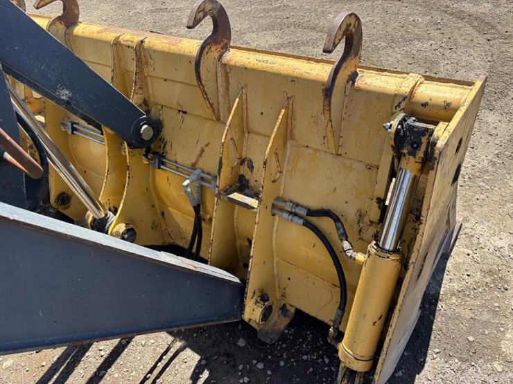 2014-deere-210k-image-11