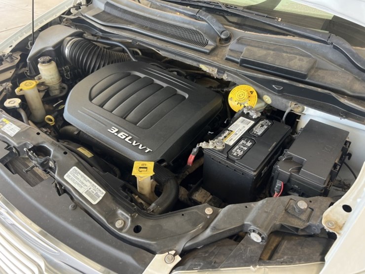 2014-chrysler-town-&-country-image-14