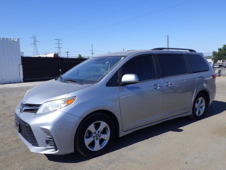 2018-toyota-sienna-image-1