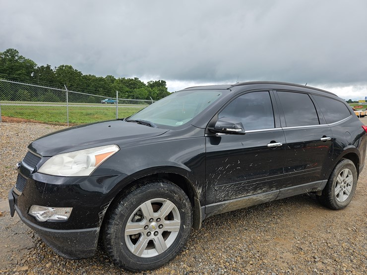 2011-chevrolet-traverse-image-2