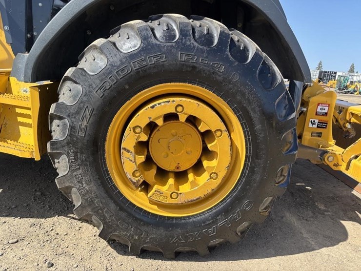 2019-deere-210l-image-28