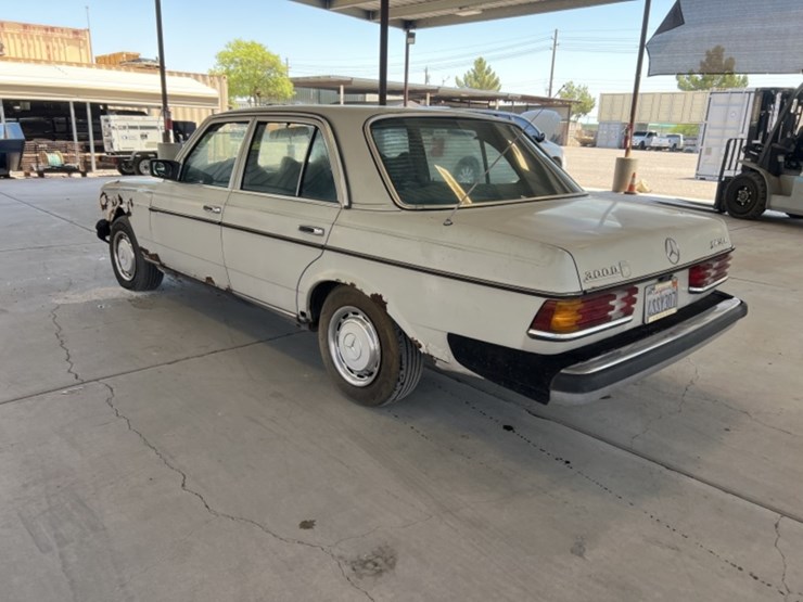 1978-mercedes-300d-sdn-image-5