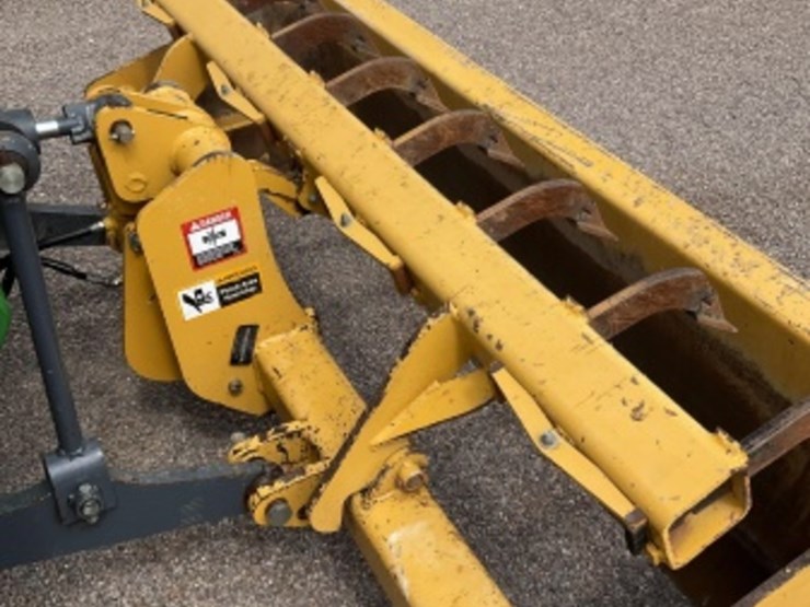 2016-deere-210l-image-11