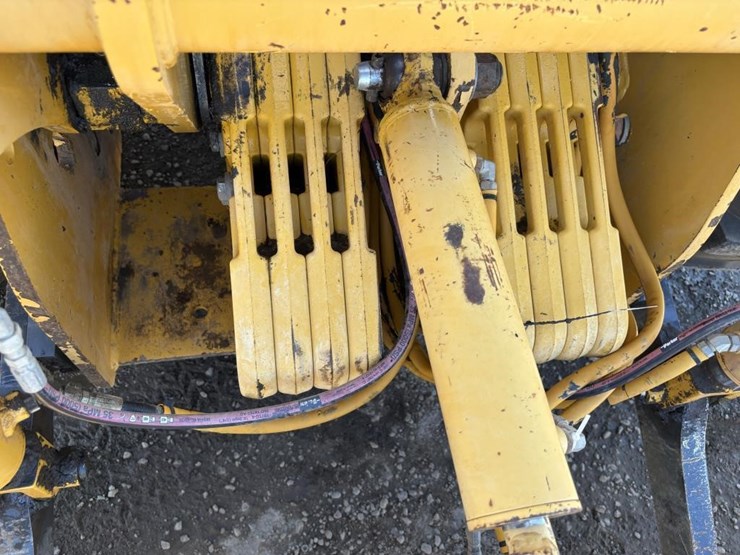 2014-deere-210k-image-22