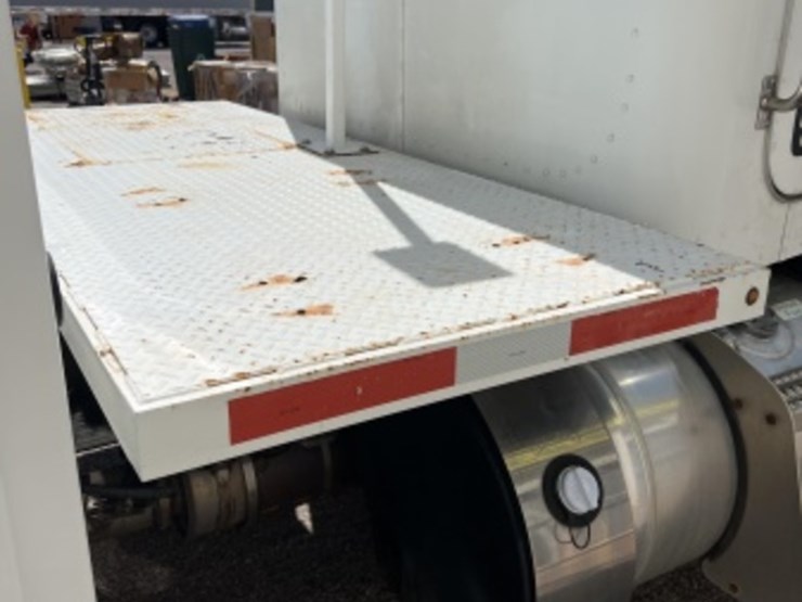 2011-peterbilt-337-image-19