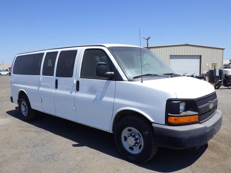 2013-chevrolet-express-3500-image-3