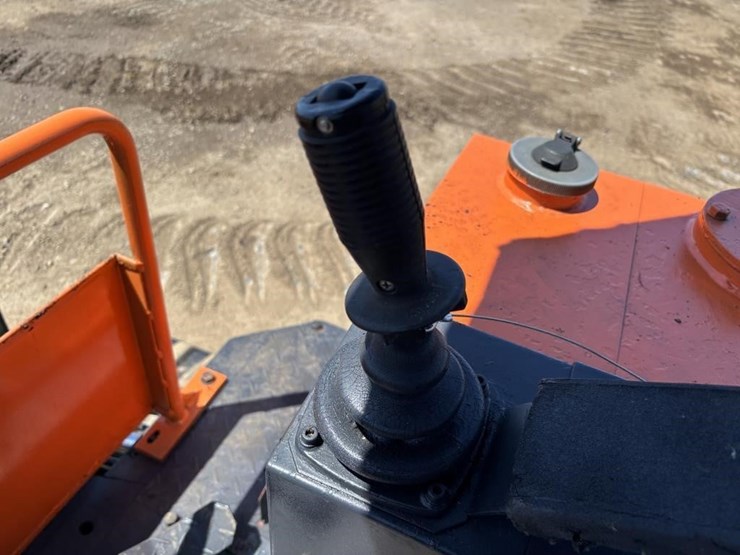 takeuchi-tb2507-hydraulic-excavator-image-26