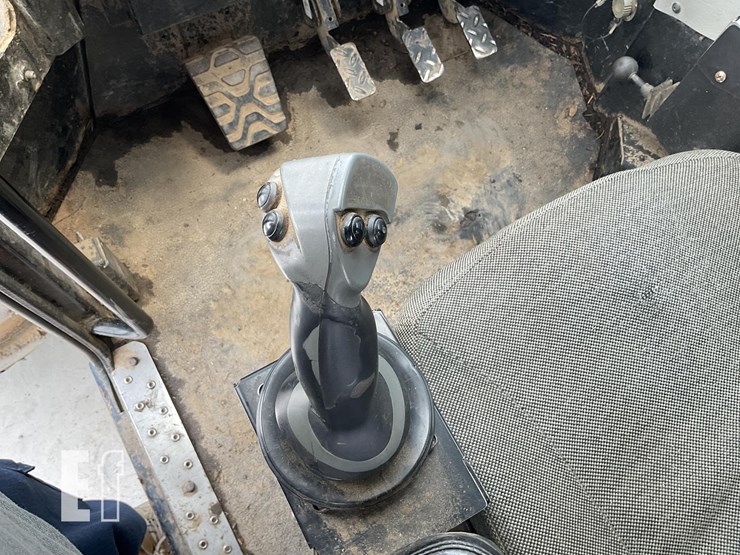 2015-caterpillar-573c-image-13