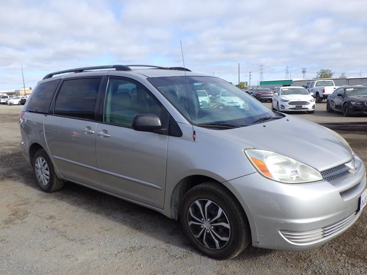 2005-toyota-sienna-image-2