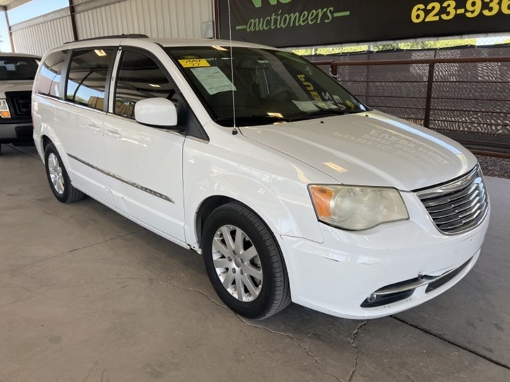 2014-chrysler-town-&-country-image-2