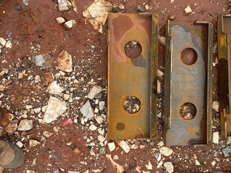 mini-skid-steer-quick-attached-plate-image-1