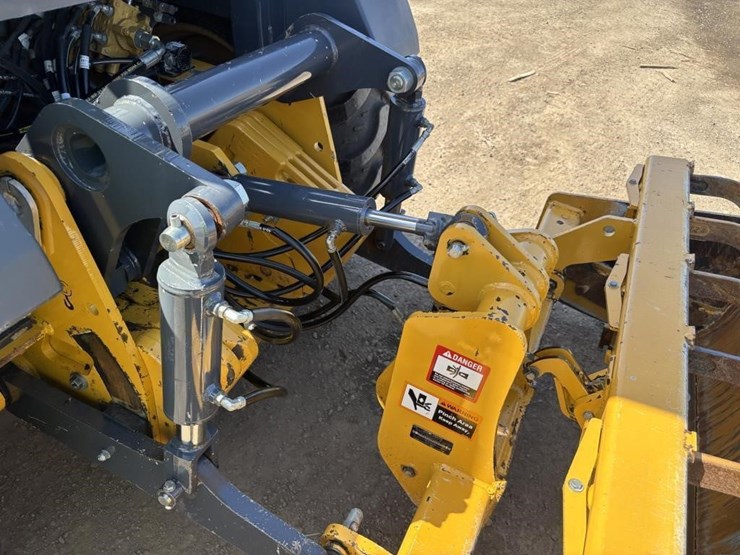 2019-deere-210l-image-21