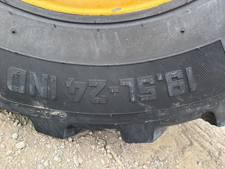 2019-deere-310l-ep-image-32