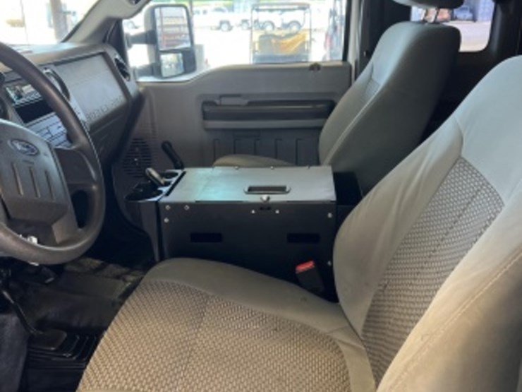 2013-ford-f550-image-24