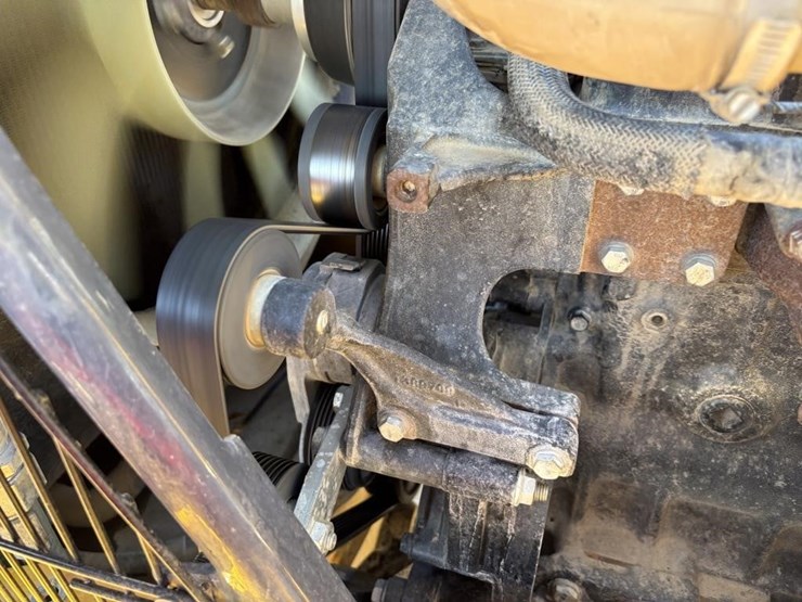 2021-deere-210l-image-45
