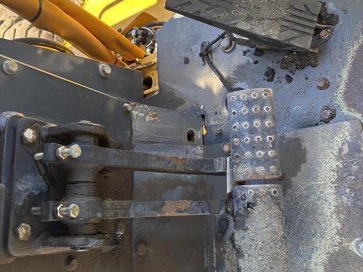 2014-deere-210k-image-41