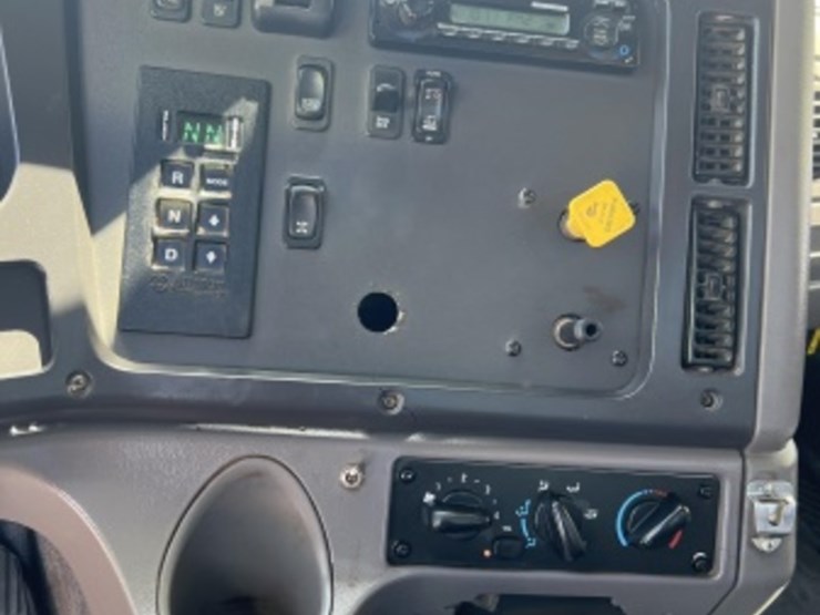 2012-freightliner-m2-image-28