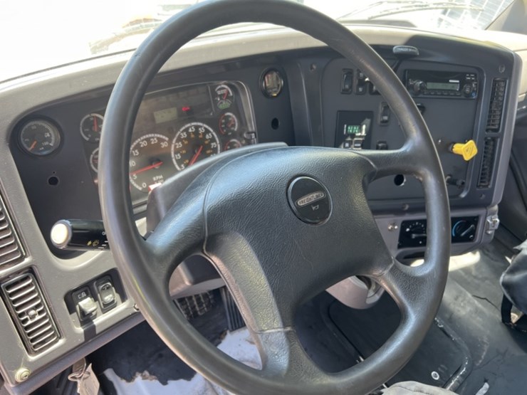 2012-freightliner-m2-image-27