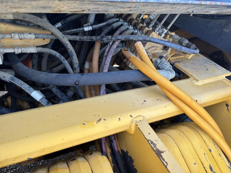 2014-deere-210k-image-23