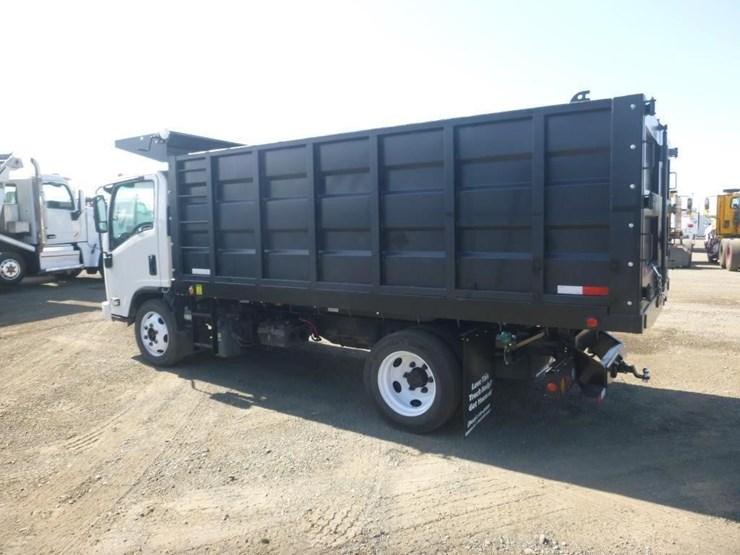 2017-isuzu-nqr-image-4