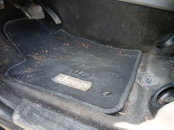 2011-jeep-grand-cherokee-image-17