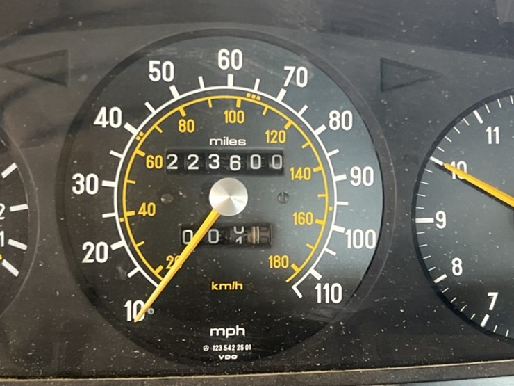 1978-mercedes-300d-sdn-image-18