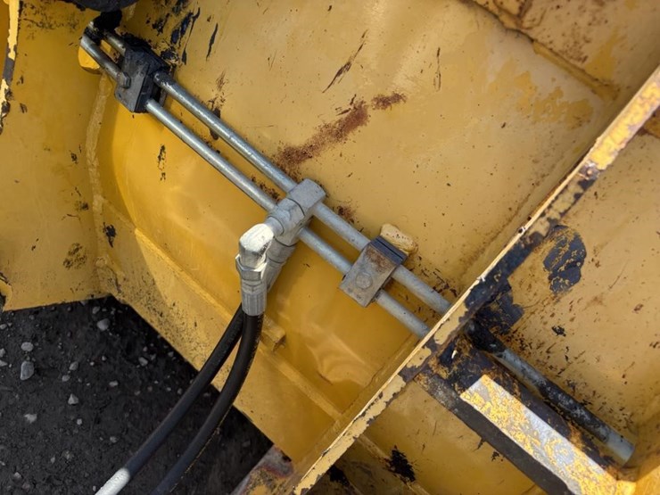 2014-deere-210k-image-12