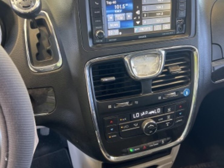 2014-chrysler-town-&-country-image-20