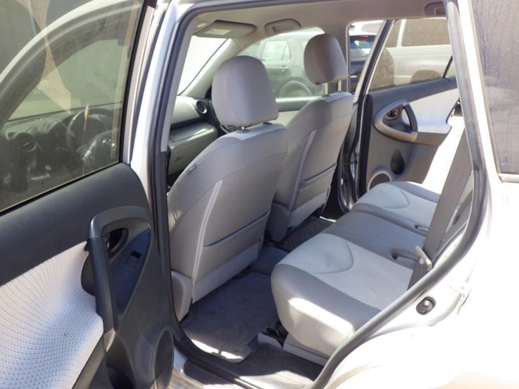 2014-toyota-rav4-image-7