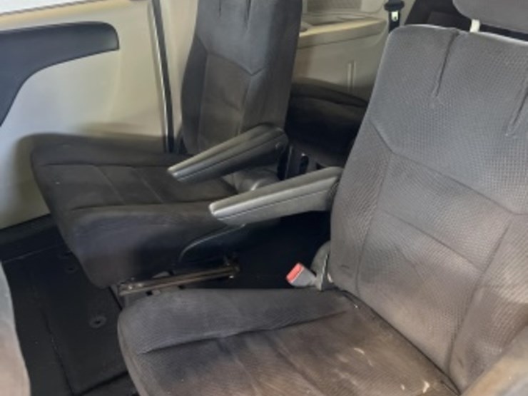 2014-dodge-grand-caravan-image-22