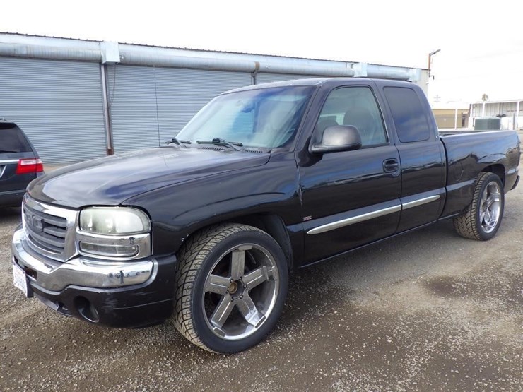 2004-gmc-1500-image-1