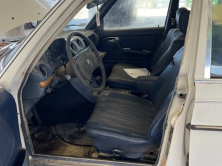 1978-mercedes-300d-sdn-image-21
