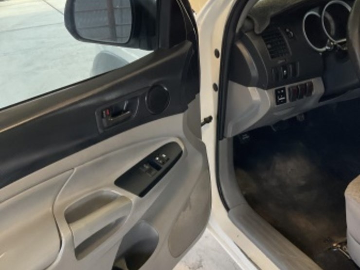 2014-toyota-tacoma-image-23
