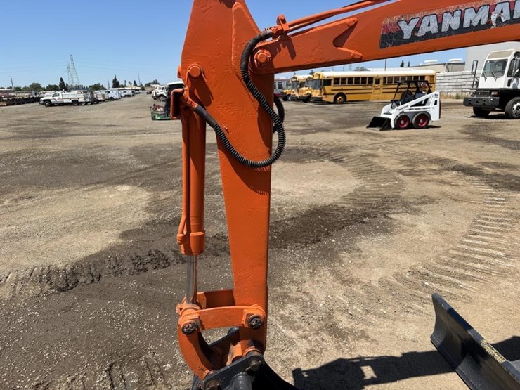 takeuchi-tb2507-hydraulic-excavator-image-13