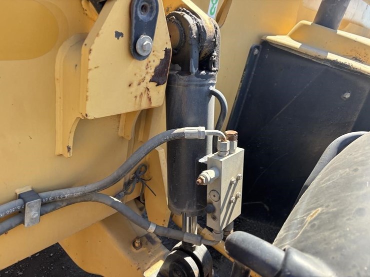 2004-caterpillar-th560b-image-26