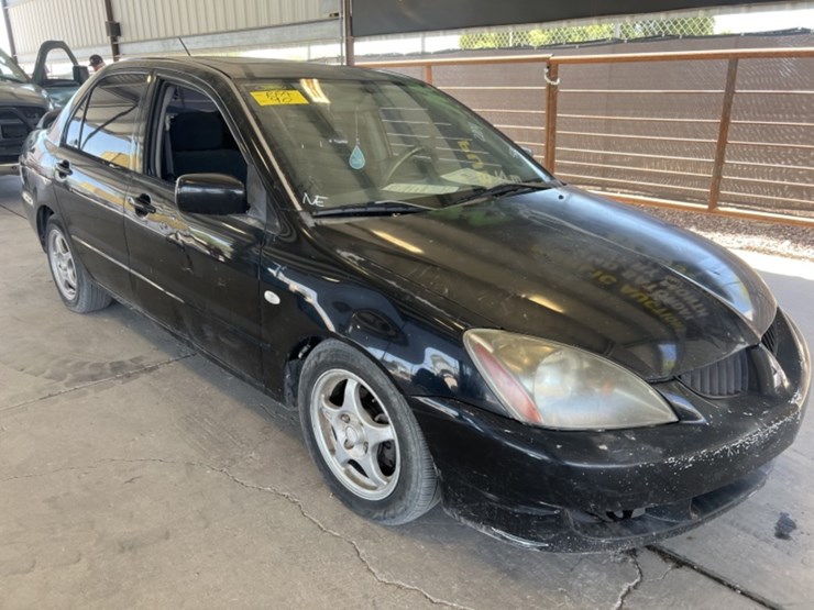 2004-mitsubishi-lancer-sdn-image-2