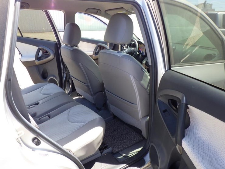 2014-toyota-rav4-image-8