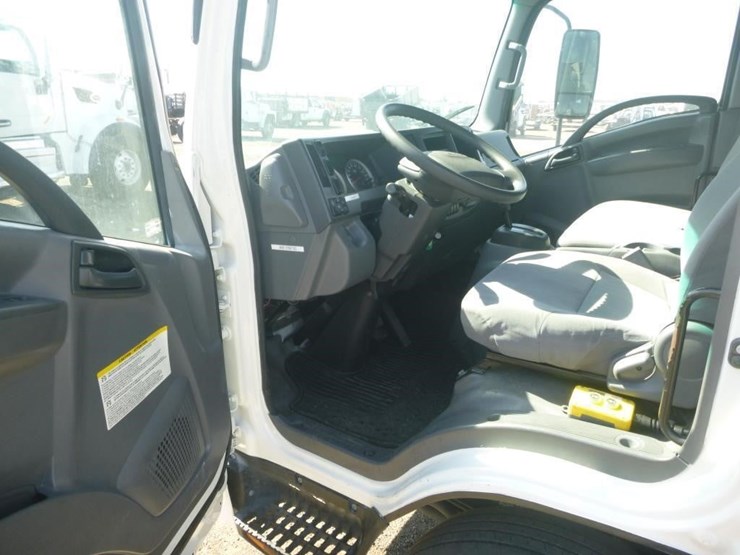 2017-isuzu-nqr-image-13