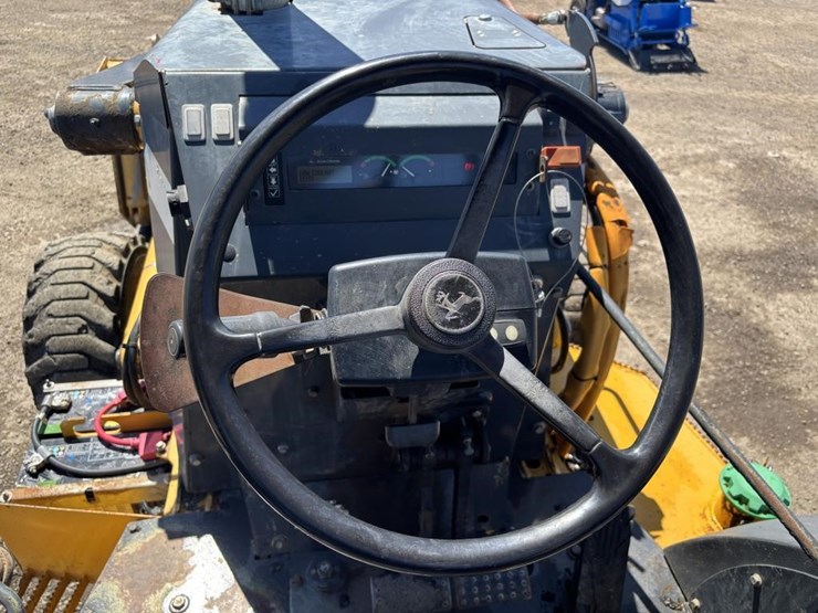 2014-deere-210k-image-32