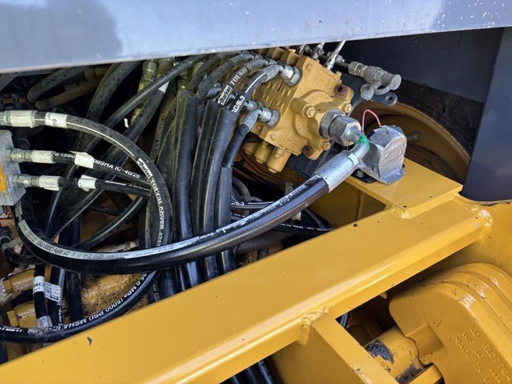 2021-deere-210l-image-22
