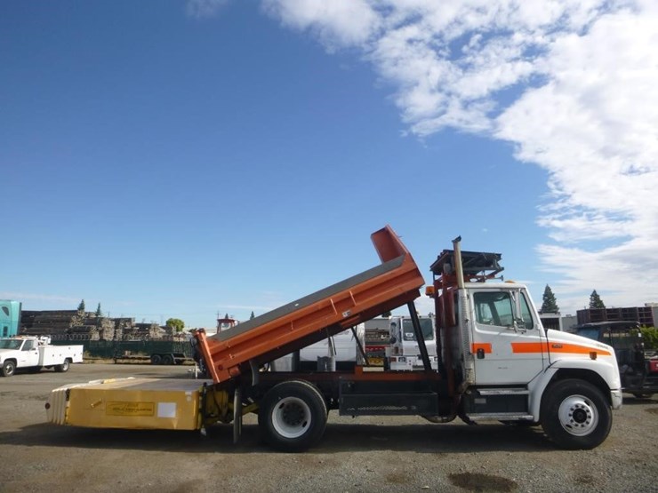 2001-freightliner-fl70-image-8